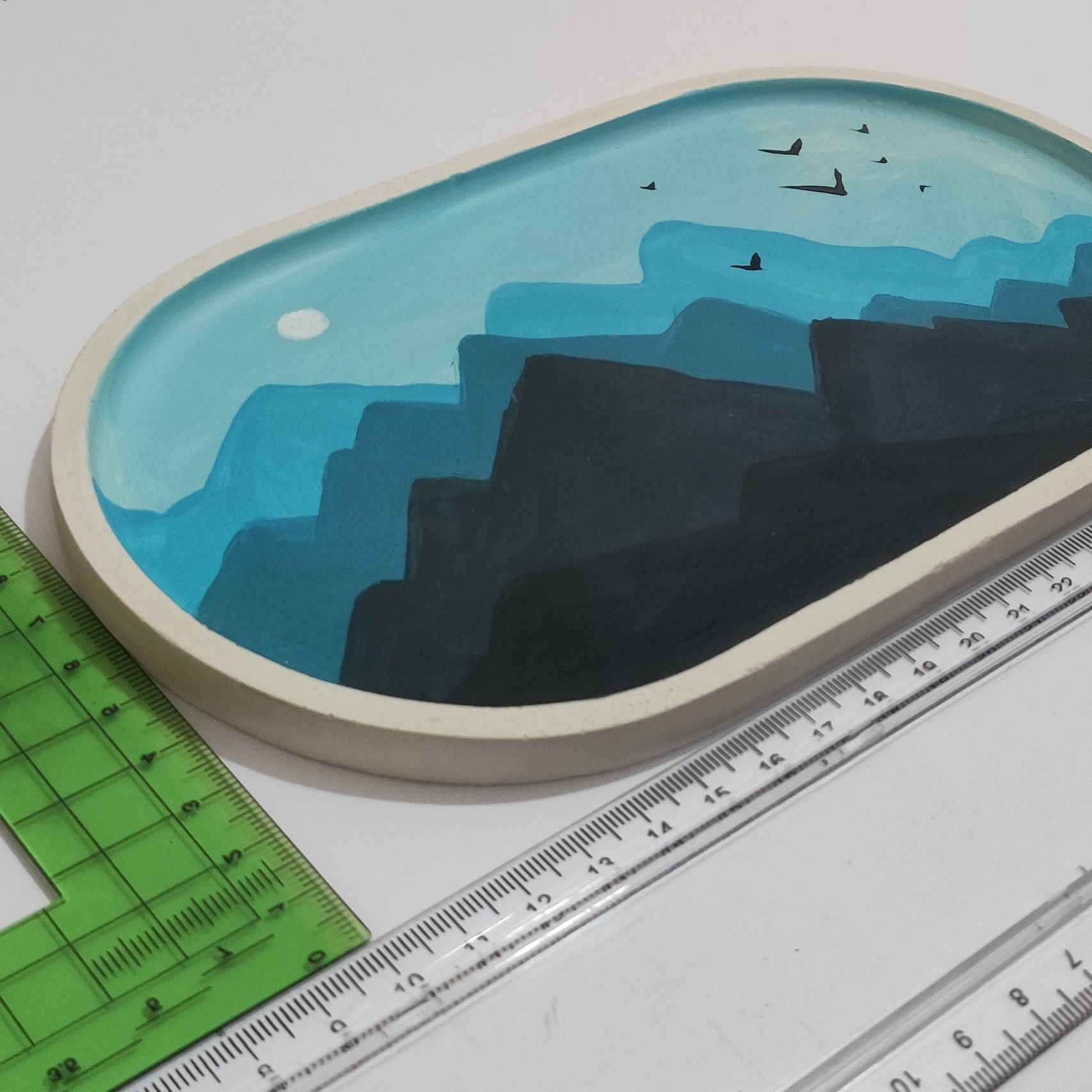 Handgefertigtes Serviertablett aus Beton mit bemaltem Bergdesign