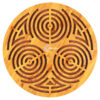 Handgefertigter Holzuntersetzer im Labyrinth-Design zum Schutz des Tisches