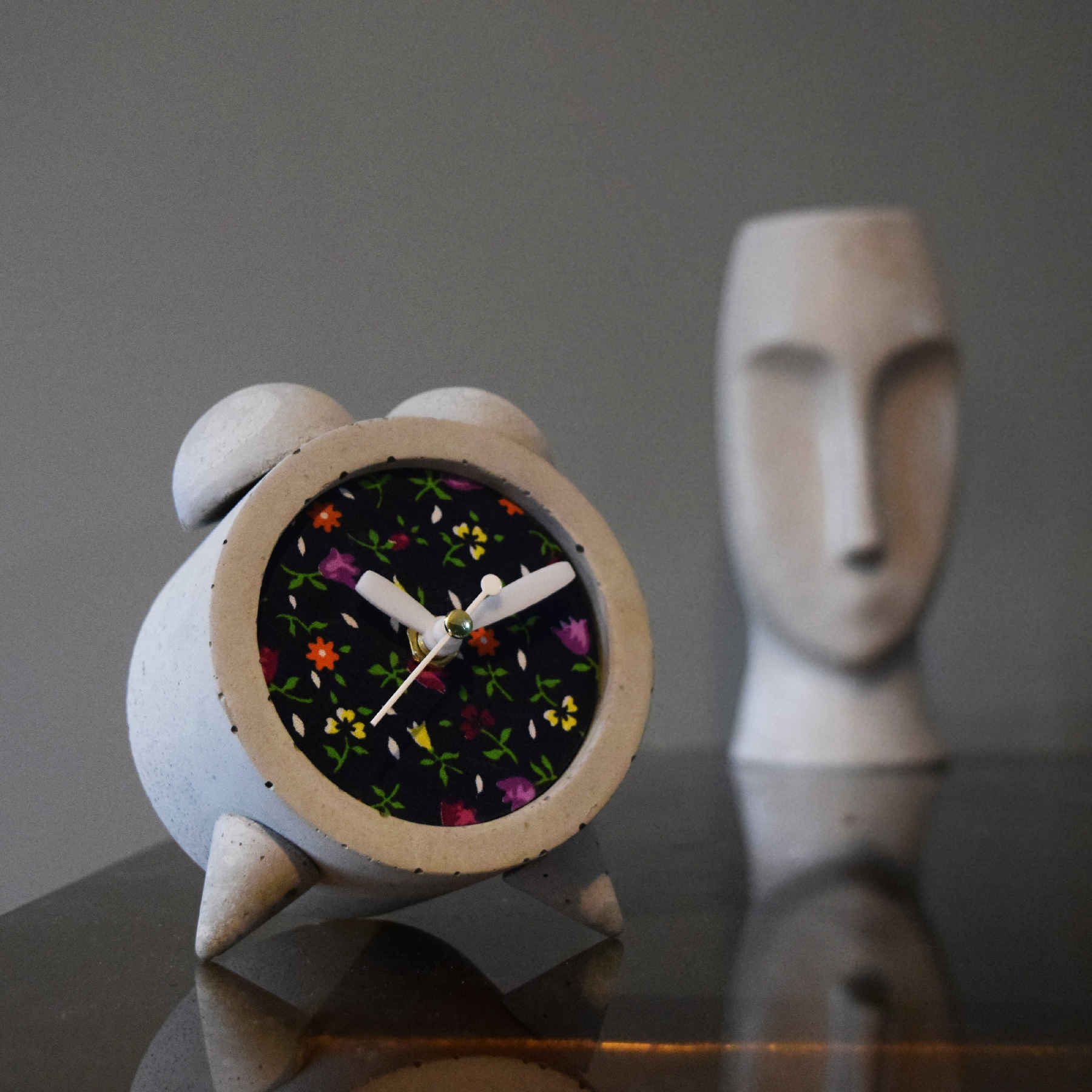 Handgefertigte Beton-Zwilling-Glocken-Uhr mit Stoff