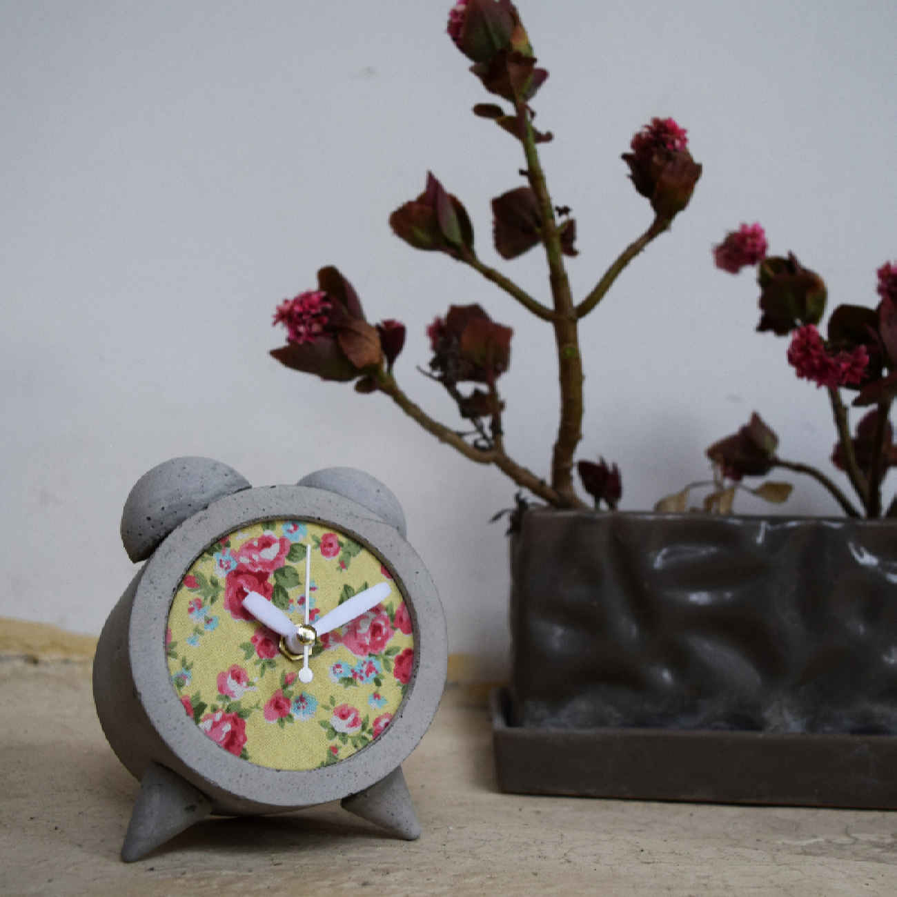 Handgefertigte Beton-Zwilling-Glocken-Uhr mit Stoff Floral Rund
