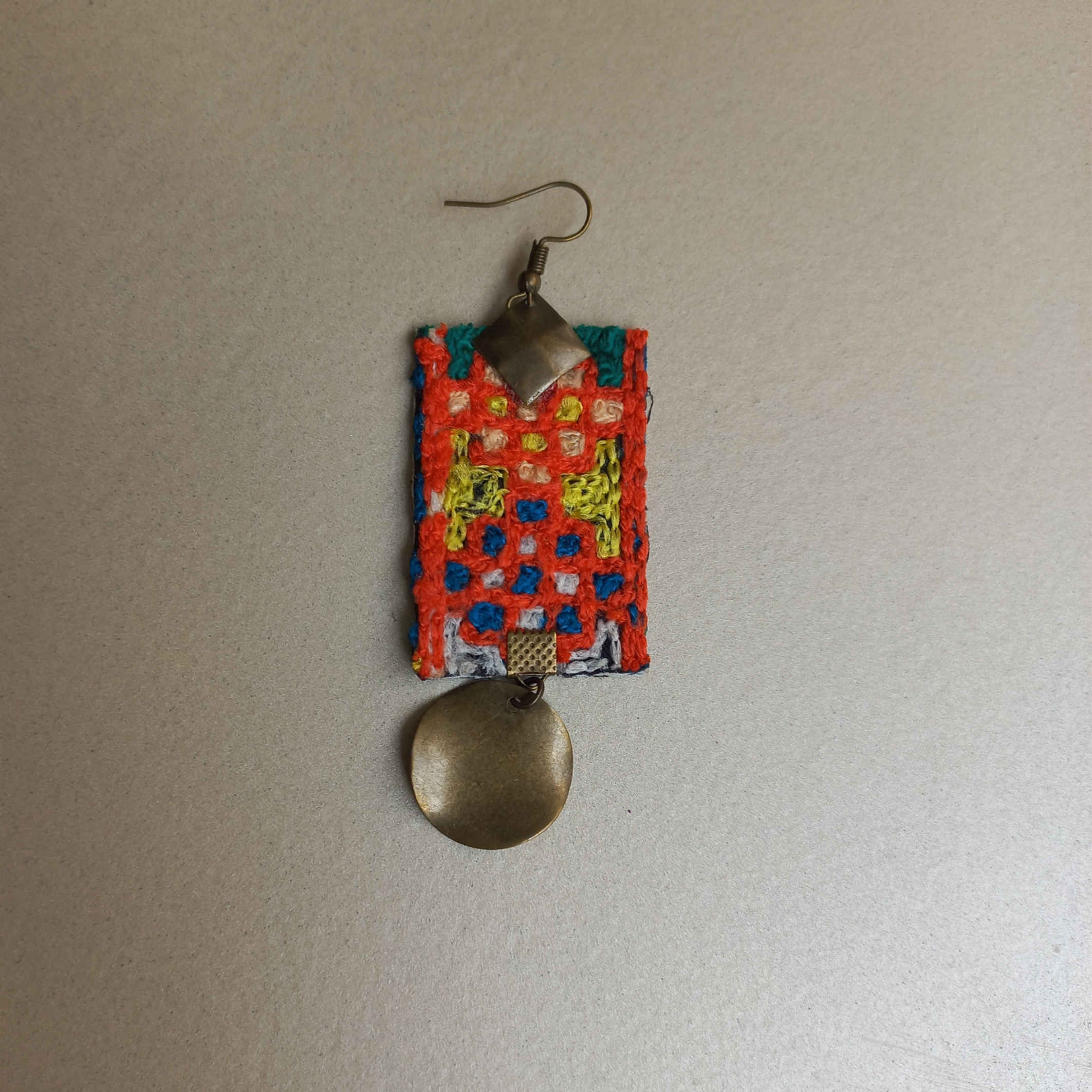 Persische bestickte Ohrringe mit traditioneller Nadelarbeit in Rot