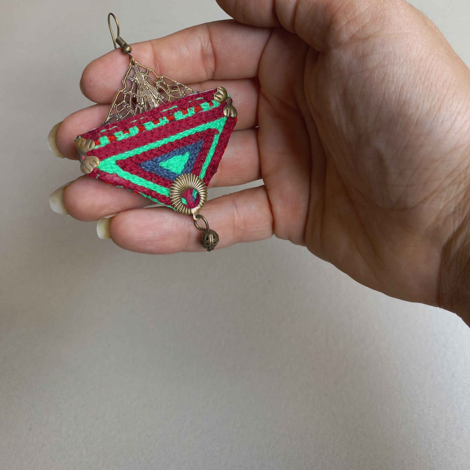 Persische bestickte Ohrringe mit traditioneller Nadelarbeit