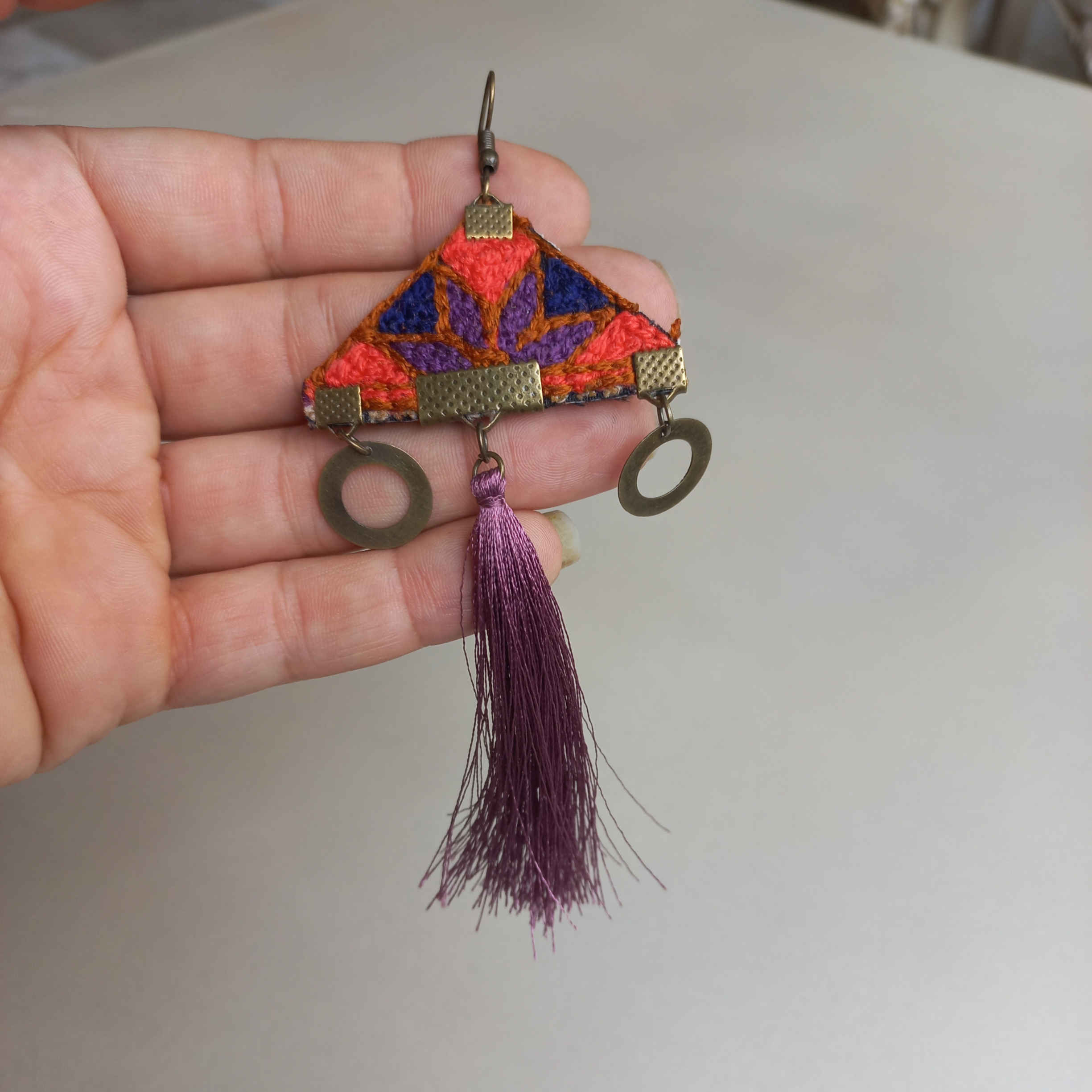 Persische bestickte Ohrringe mit traditioneller Nadelarbeit und Quaste