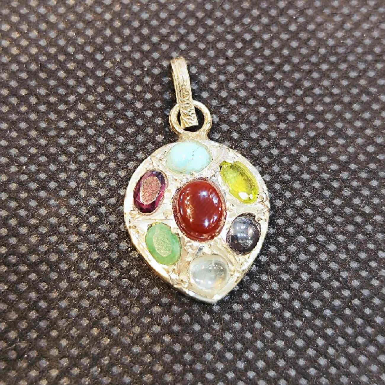 Islamisches Silberanhänger mit Sieben Steinen und Hirz von Imam Jawad