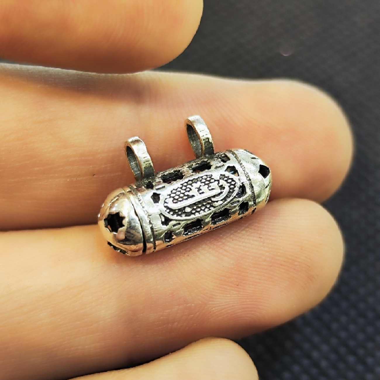 Islamisches Silberanhänger mit Hirz von Imam Jawad Zaynab-Kalligraphie