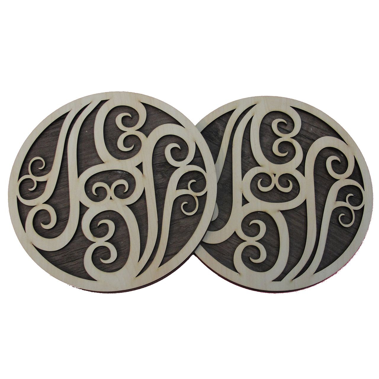 Runder Holzuntersetzer unter dem Teller