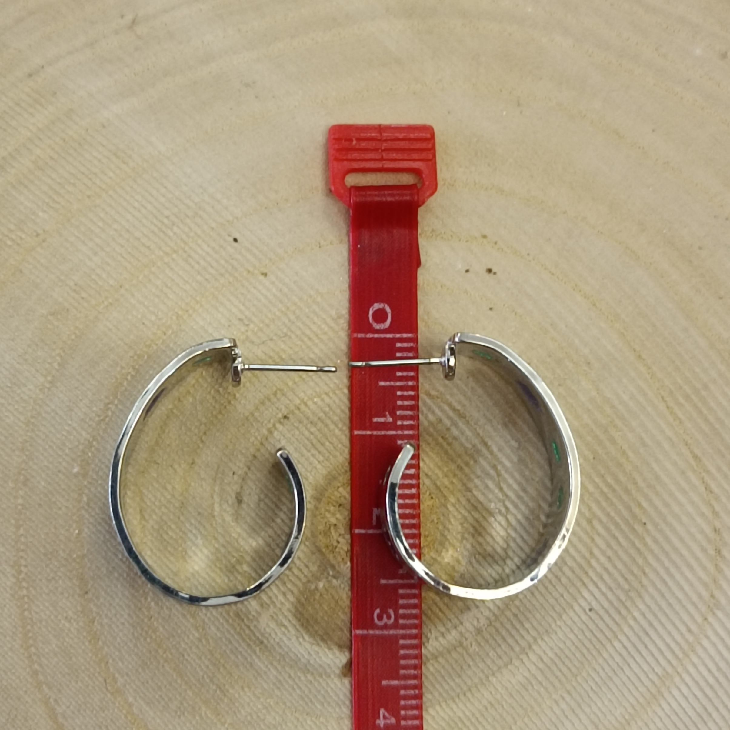 Metall-Ohrringe zum Hängen für Damen mit floralem indischem Design