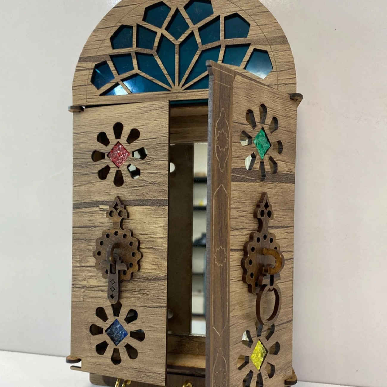 Handgefertigter persischer Holz-Wand-Schlüsselhalter im Stil einer bunten Haustür