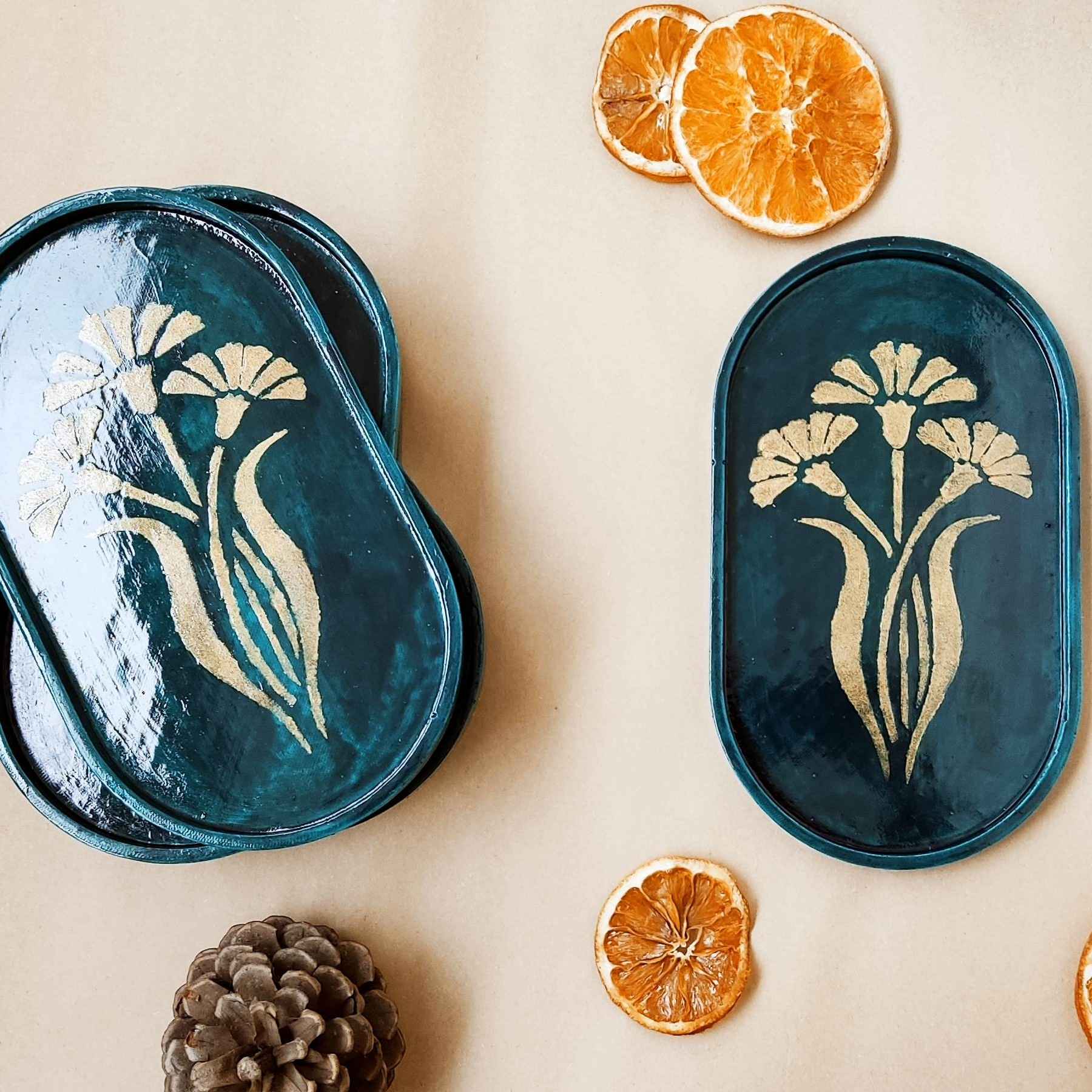 Künstlerisches Serviertablett aus Beton mit Blumendesign