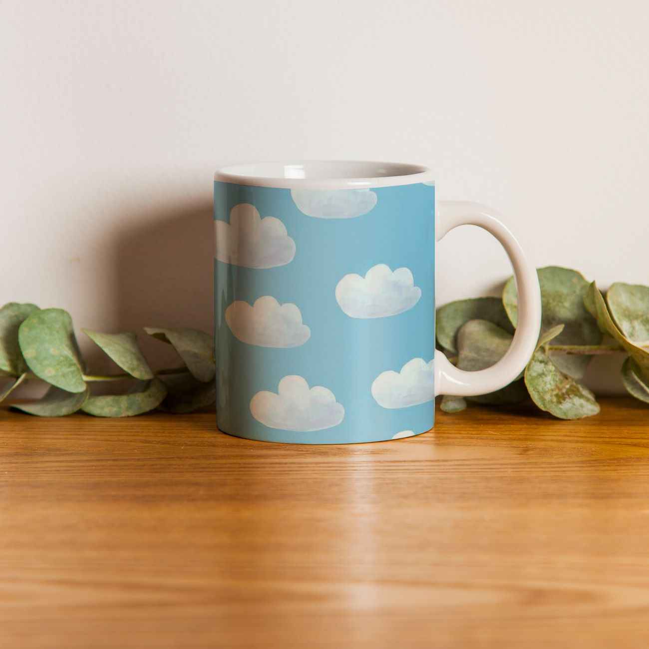 Keramik-Kaffeetasse mit Wolkenmotiv