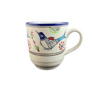 Künstlerische Keramiktasse – Handgefertigt mit Design eines weißen Vogels und Blumen