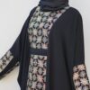 Schwarze Abaya für Frauen mit Floralem Design Modell Noura