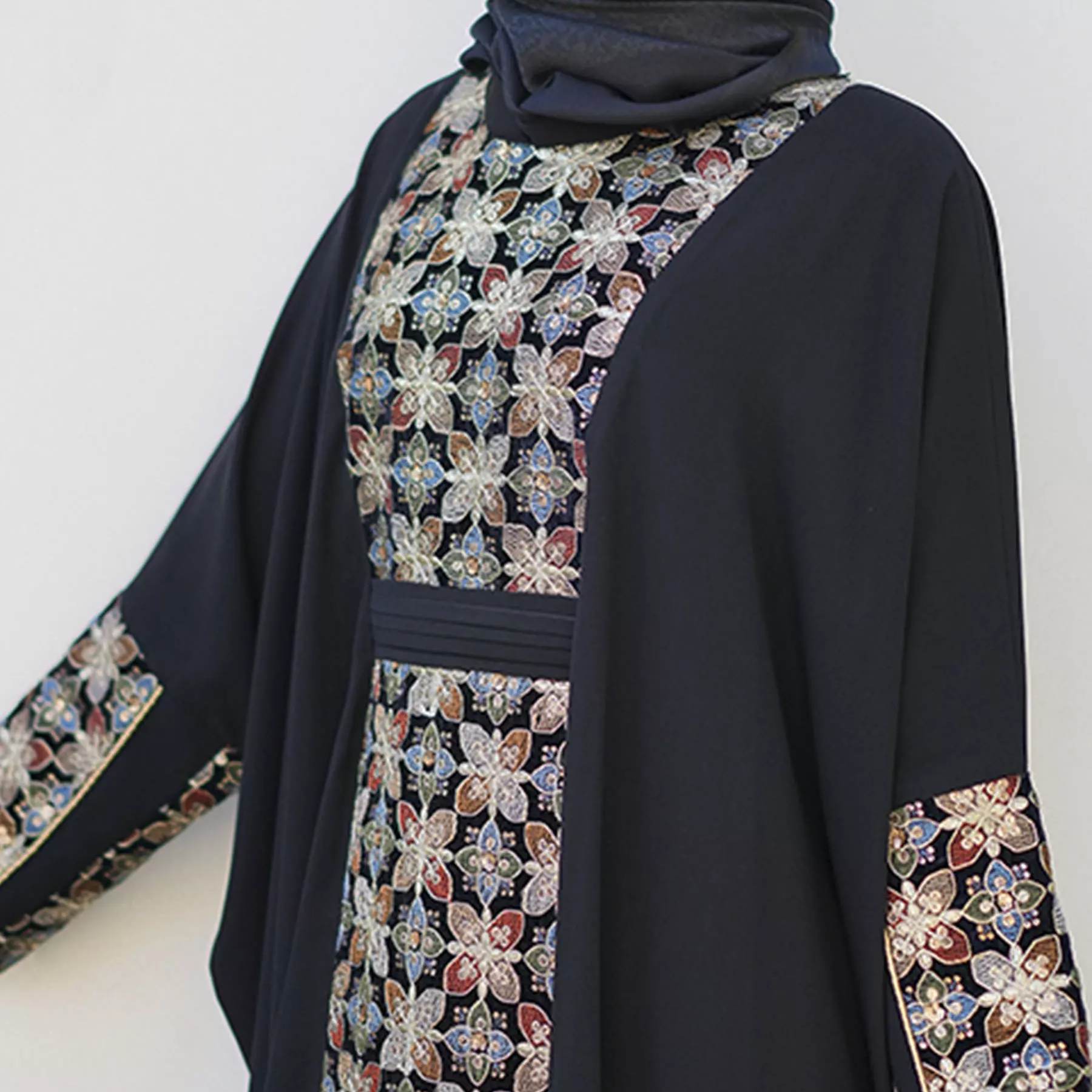 Schwarze Abaya für Frauen mit Floralem Design Modell Noura