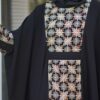 Schwarze Abaya für Frauen mit Floralem Design Modell Noura