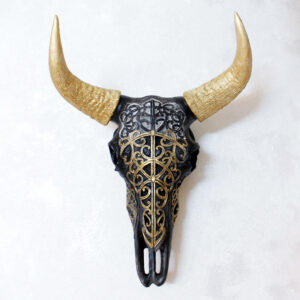 Dekorativer Stierschädel mit goldenen Hörnern – Western-Thema-Skulptur