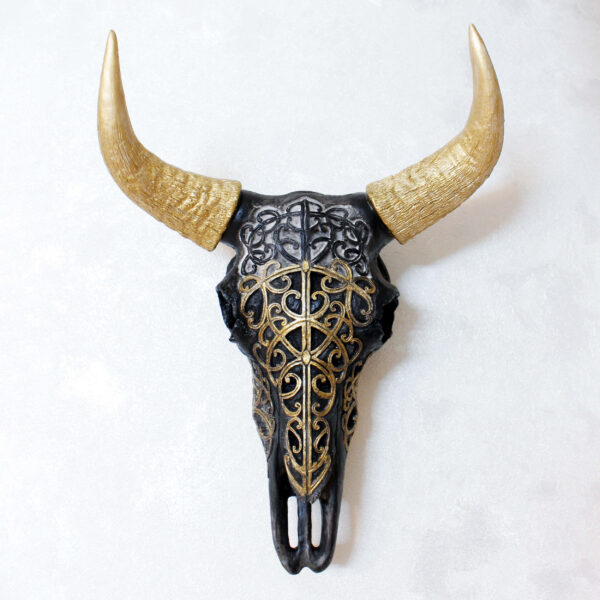 Dekorativer Stierschädel mit goldenen Hörnern - Western-Thema-Skulptur