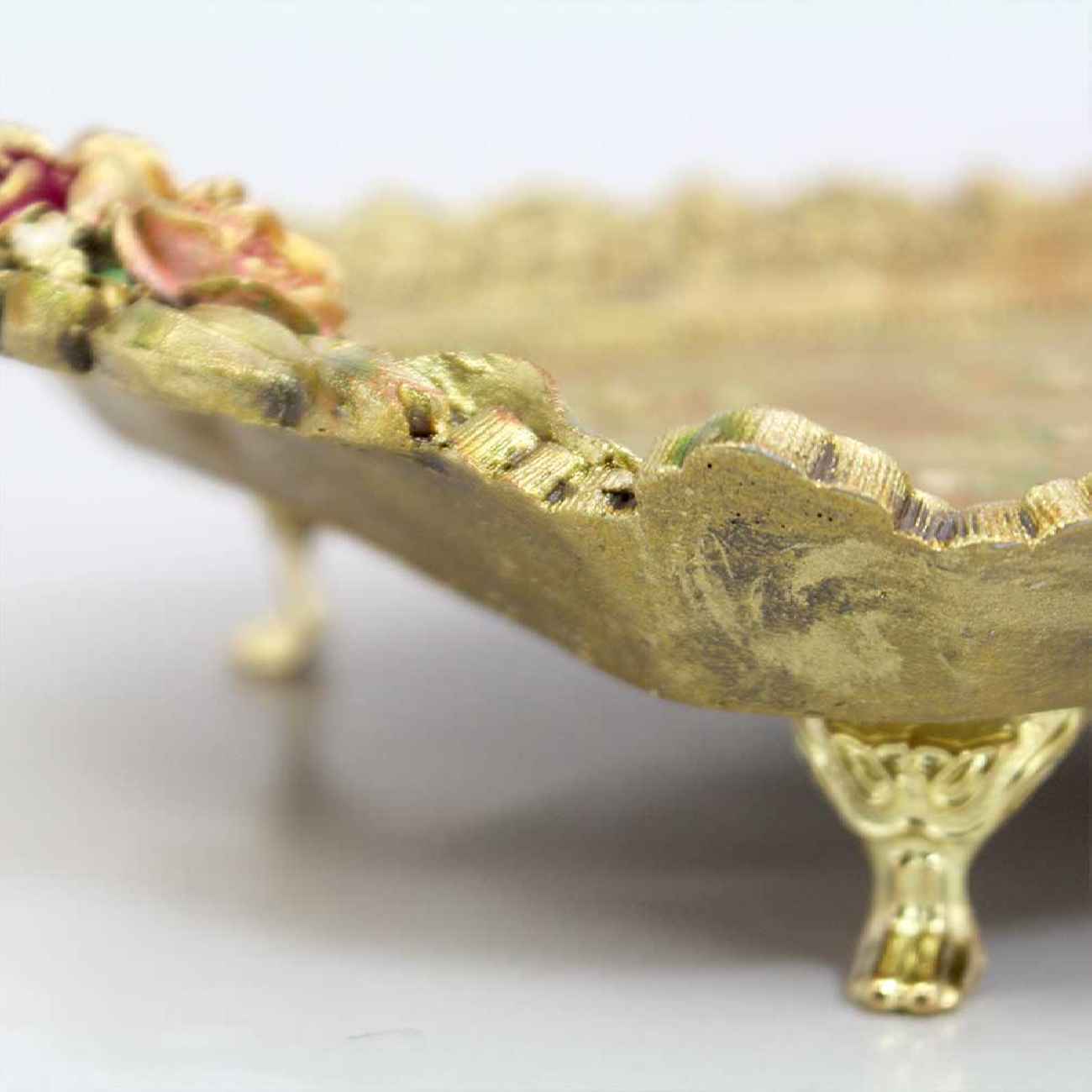 Dekoratives Polyester-Tablett mit Füßen und traditionellem Blumendesign