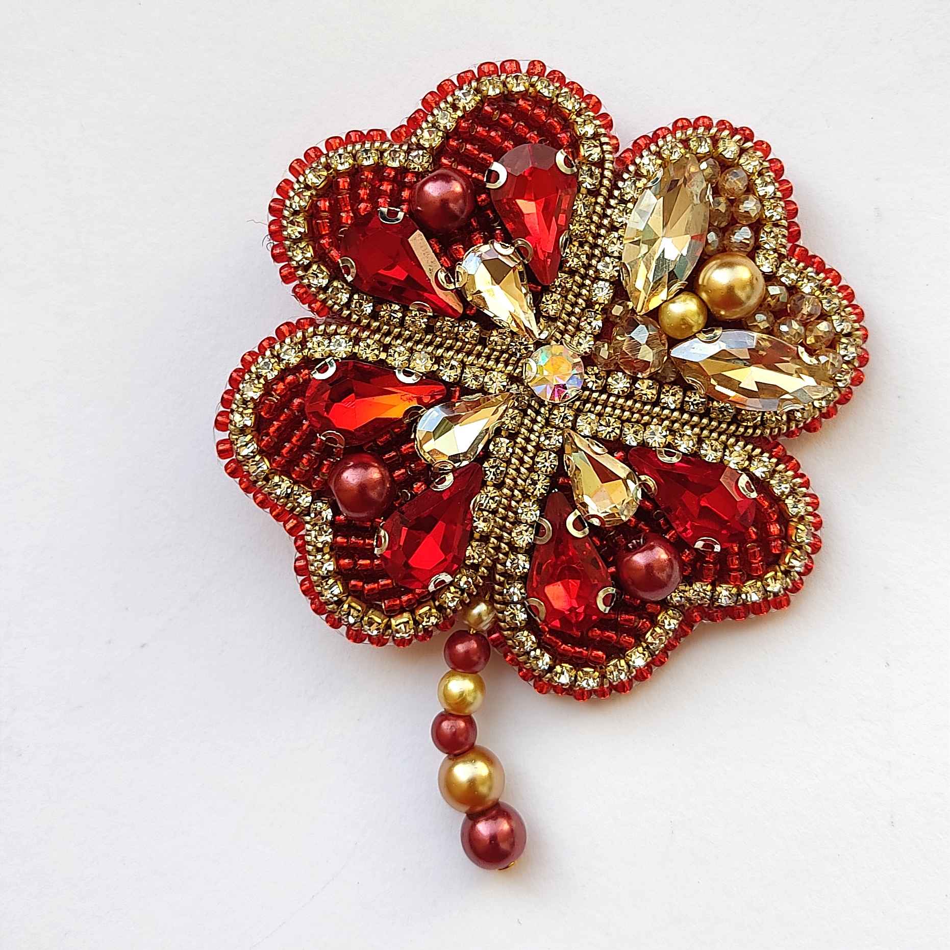 Feminine Perlen-Broschen-Nadel mit Blumen-Design
