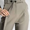 Einfarbige, gefaltete Hosen mit Gürtel für Frauen