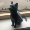 Geometrische sitzende schwarze Katze im Kubismus-Stil - Moderne Skulptur