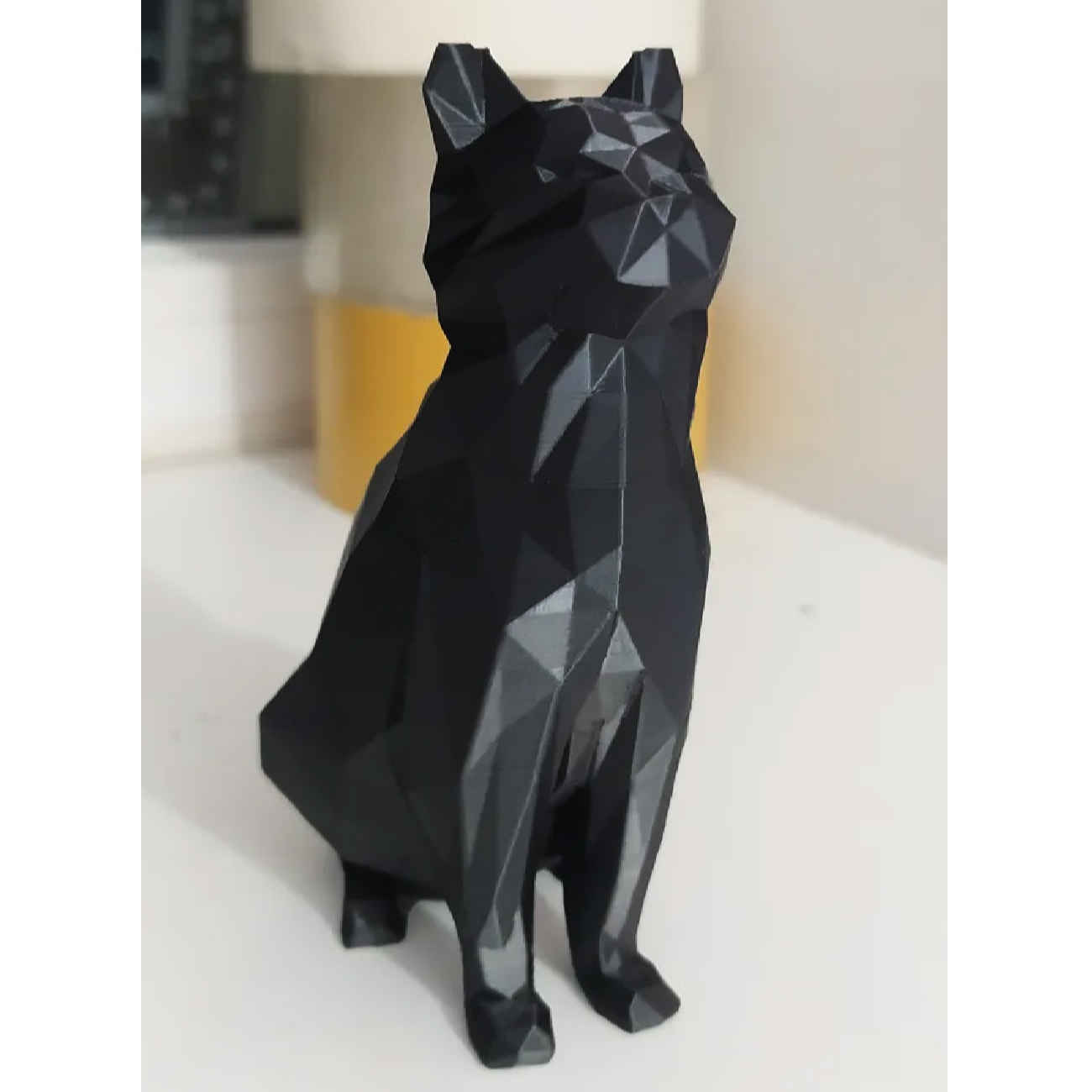 Geometrische sitzende schwarze Katze im Kubismus-Stil – Moderne Skulptur