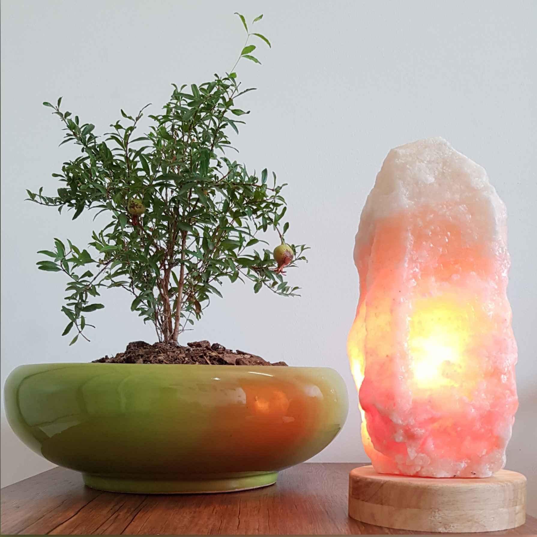 Persische Glow-Salzklemme – Handgefertigt mit Holzsockel und Felsen-Design