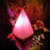 Persische Glow-Salzklemme - Handgefertigt mit Holzsockel und Pyramidendesign