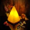 Persische Glow-Salzklemme - Handgefertigt mit Holzsockel und Pyramidendesign