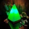 Persische Glow-Salzklemme - Handgefertigt mit Holzsockel und Pyramidendesign