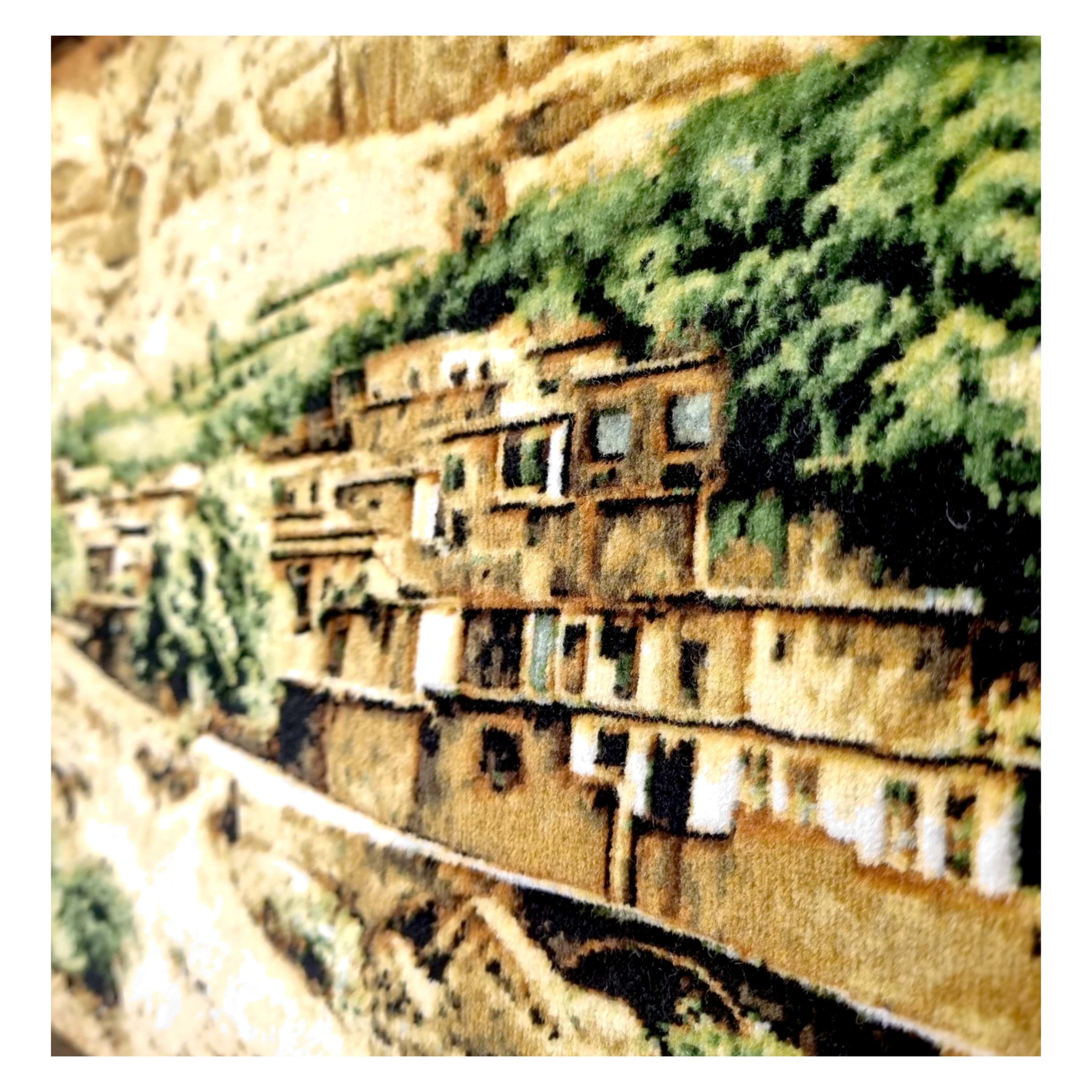 Handgeknüpfter persischer Bildteppich aus Tabriz, der ein Dorf darstellt