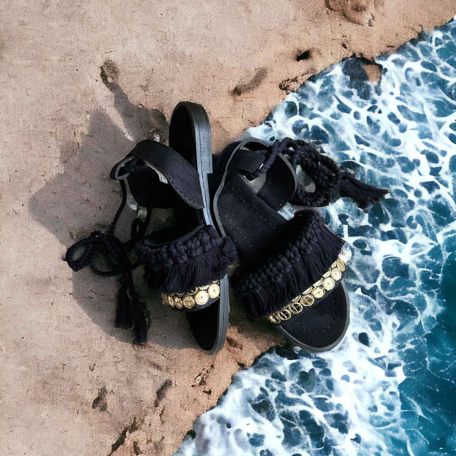 Slingback Flache Schwarze Sandalen mit Boho-Design Handgefertigt