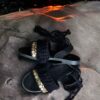 Slingback Flache Schwarze Sandalen mit Boho-Design Handgefertigt
