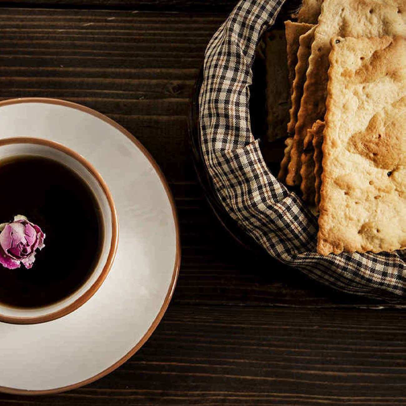 Persisches Trockenbrot – Traditionelles persisches Keks-Trockenbrot mit Maulbeersaft