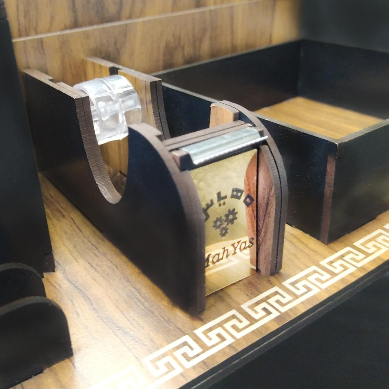 Holz-Schreibtischablage mit geometrischem Muster