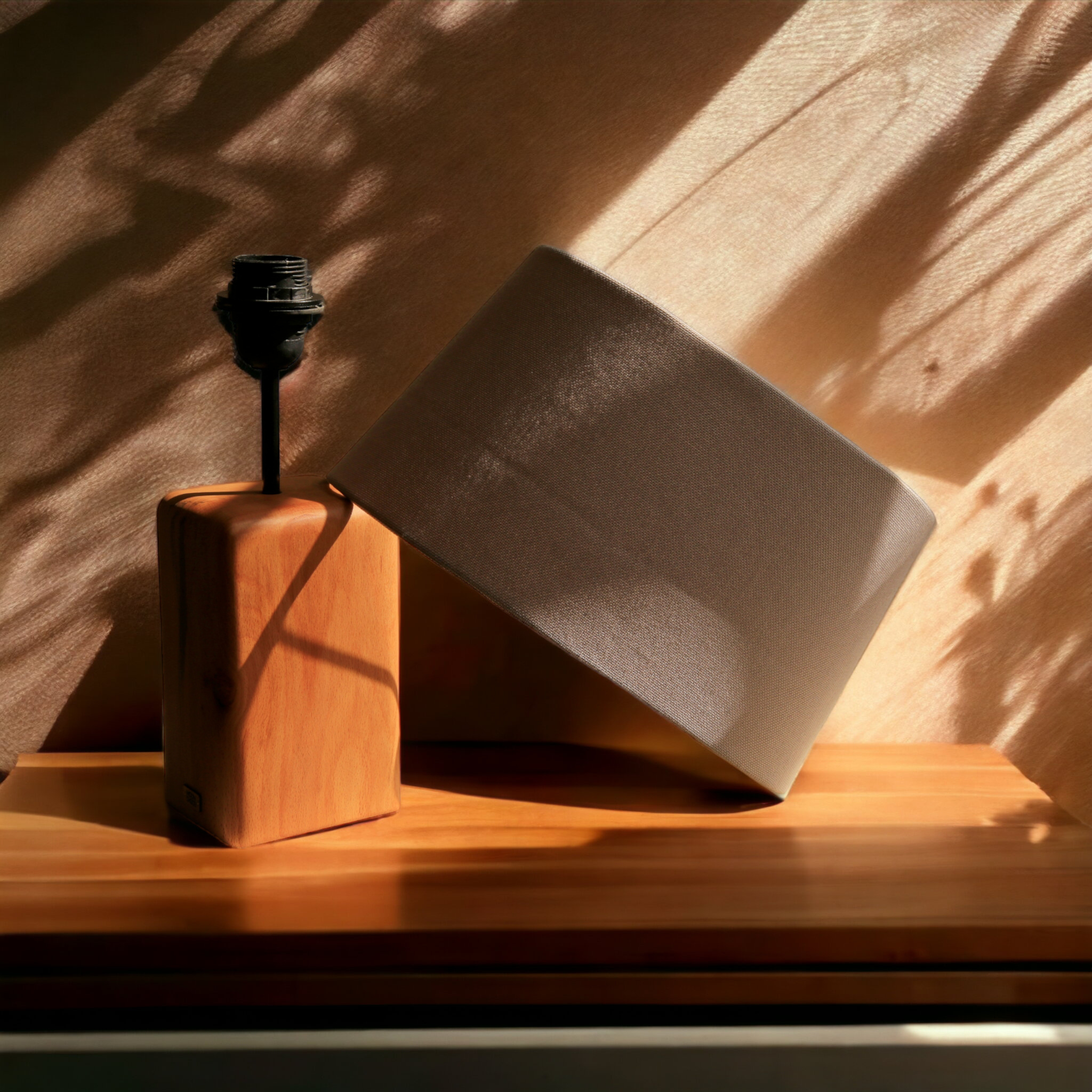 Akzent Holz-Tischlampe mit Baumwoll-Stoff-Lampenschirm Arsalan