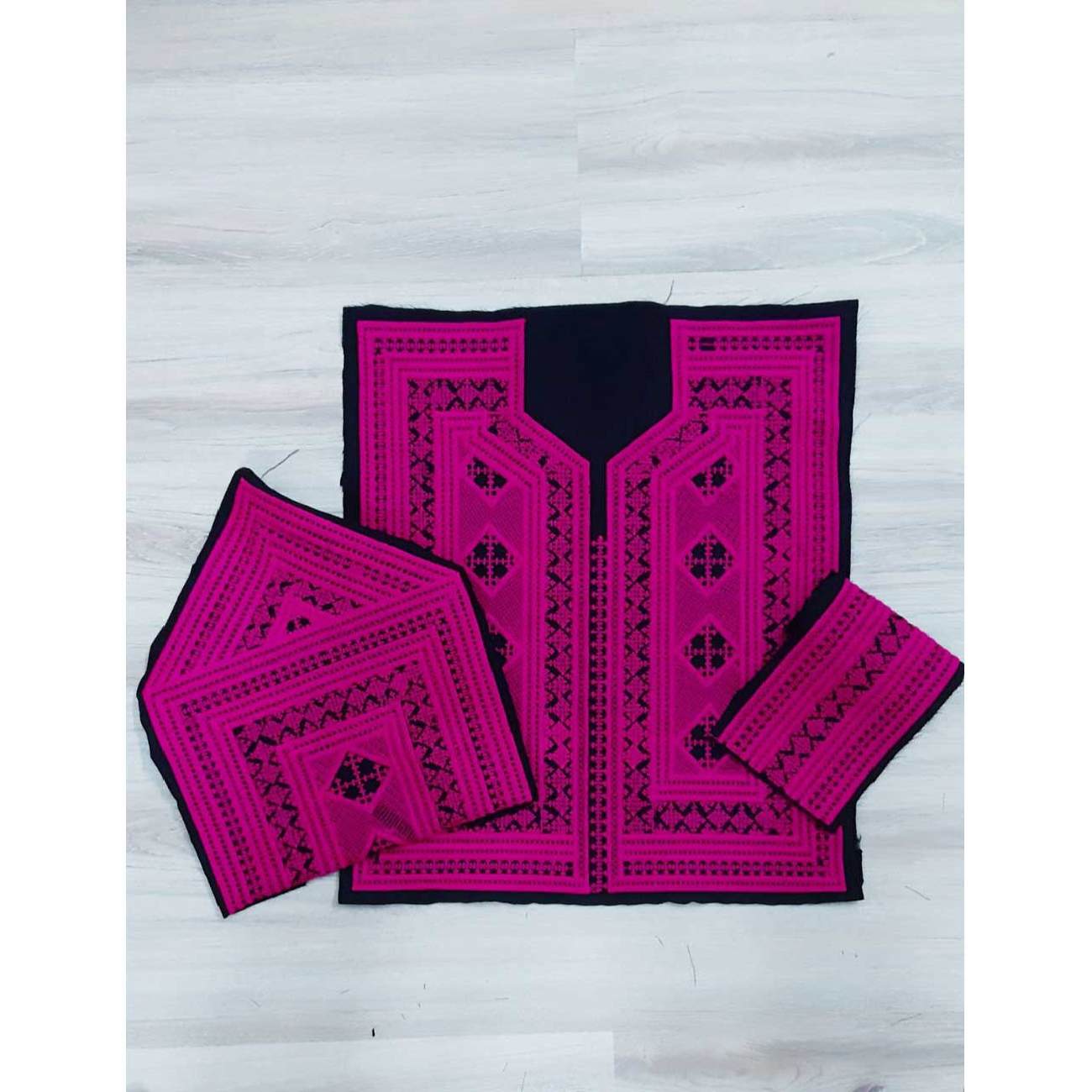 Handgefertigtes Balochi besticktes Kleidungsstück Set aus 4