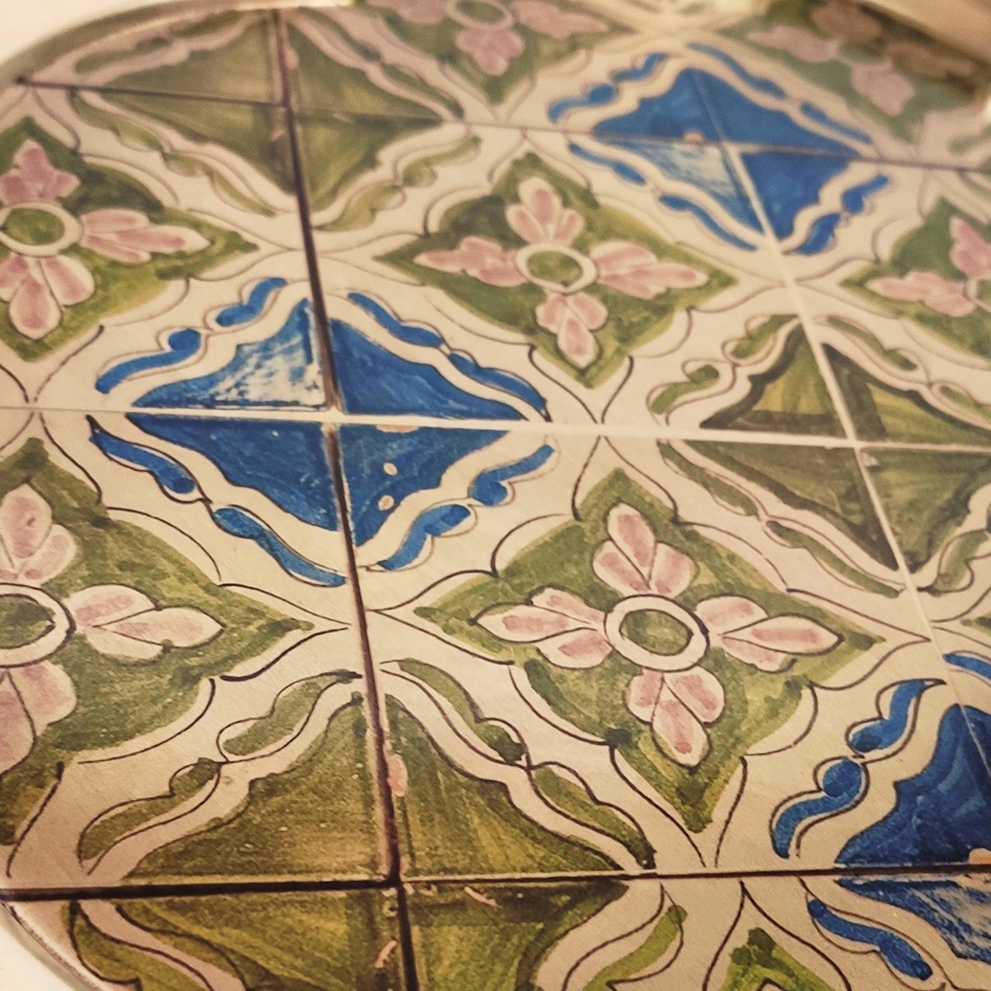 Dekoratives Messingtablett mit traditionellem geometrischem Design für Tisch und Dekoration