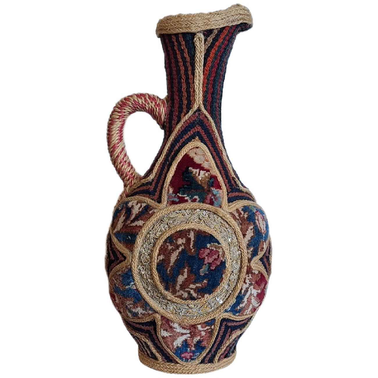 Dekorativer Töpferkrug Verziert mit Authentischem Persischem Kilim