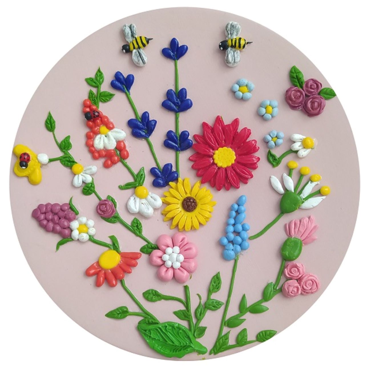 Dekorativer Keramikteller verziert mit künstlerischen Polymer-Ton-Blumen