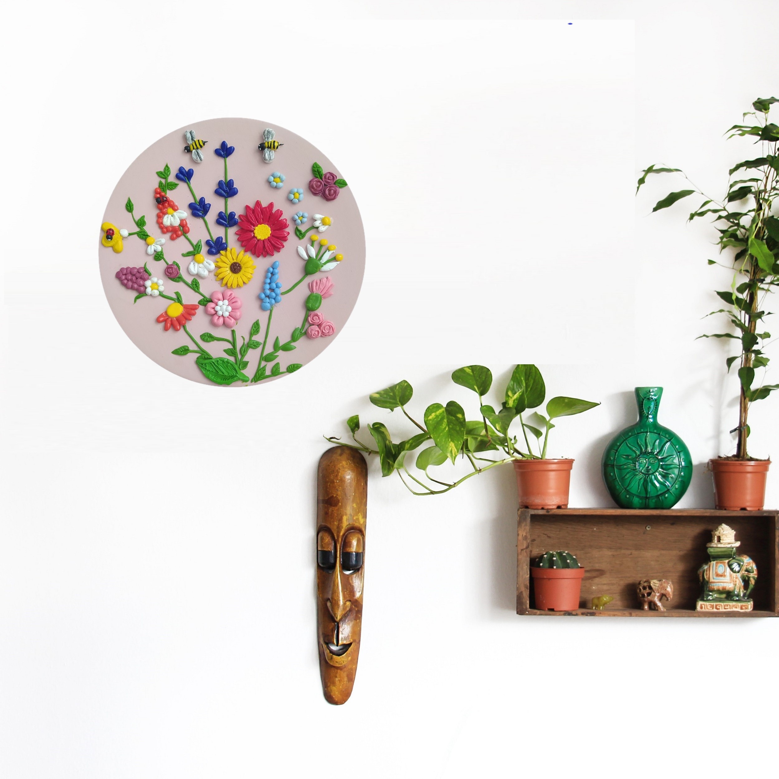 Dekorativer Keramikteller verziert mit künstlerischen Polymer-Ton-Blumen