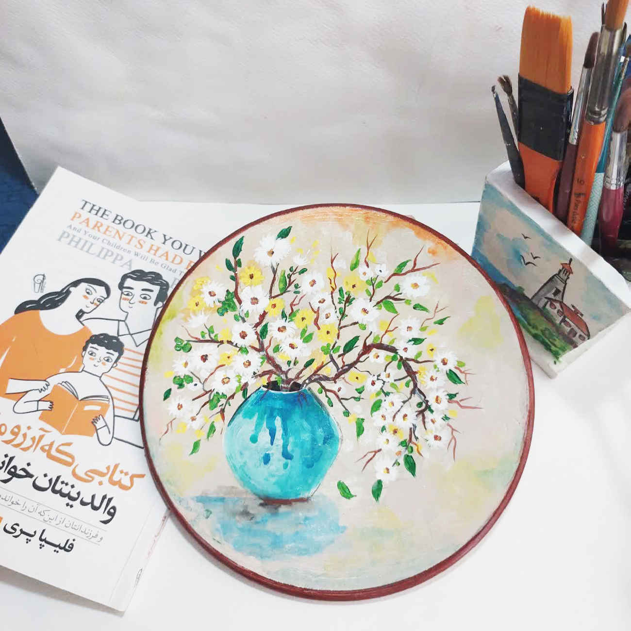 Dekorativer Keramikteller für Tisch- und Wanddekoration mit Blumenvasen Design