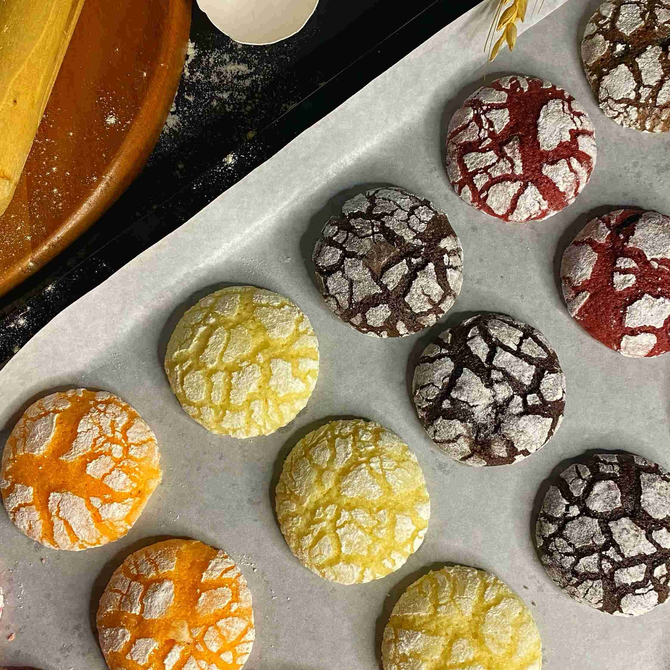 Hausgemachte Crinkle-Kekse Mischung aus sechs Schokoladen- und Fruchtgeschmäckern