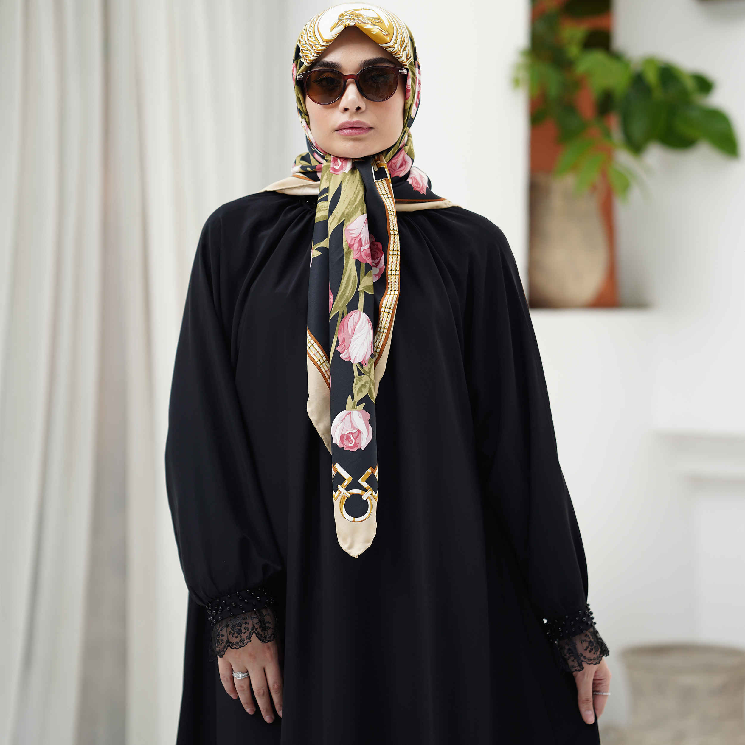 Locker geschnittene Abaya für Muslimische Frauen mit Gürtel in Schwarz