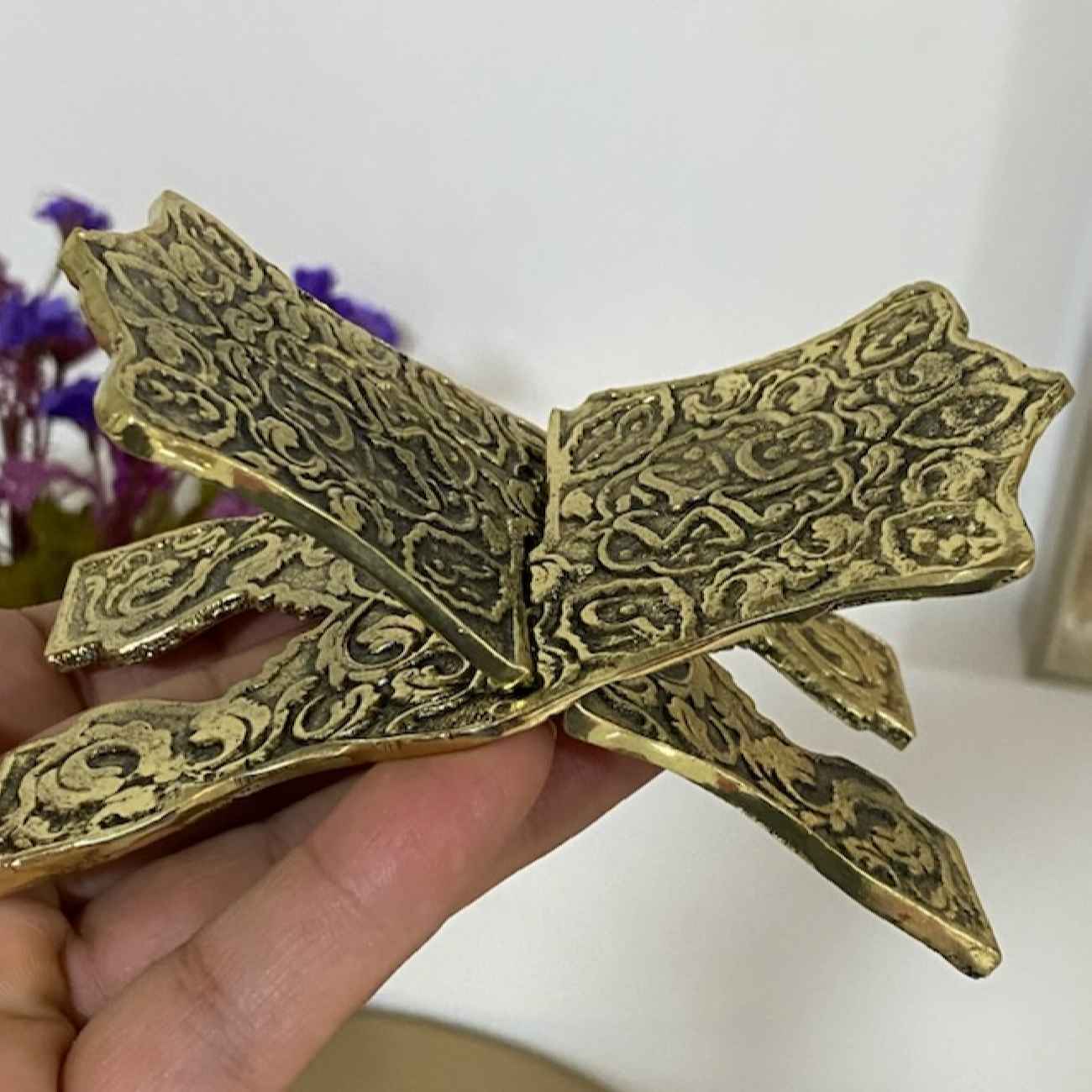 Faltbarer Messing-Rehal mit graviertem Ornament