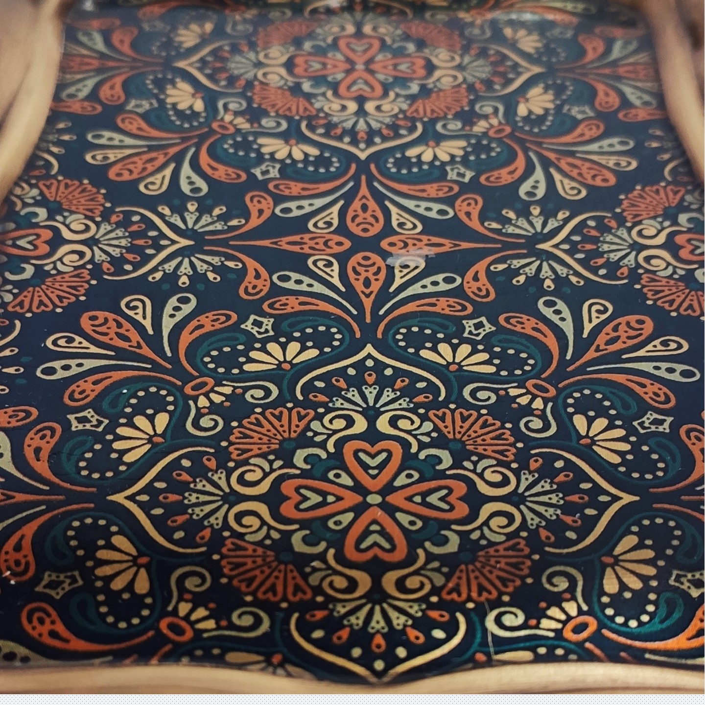 Persisches Messing-Serviertablett mit persischen Blumenmotiven