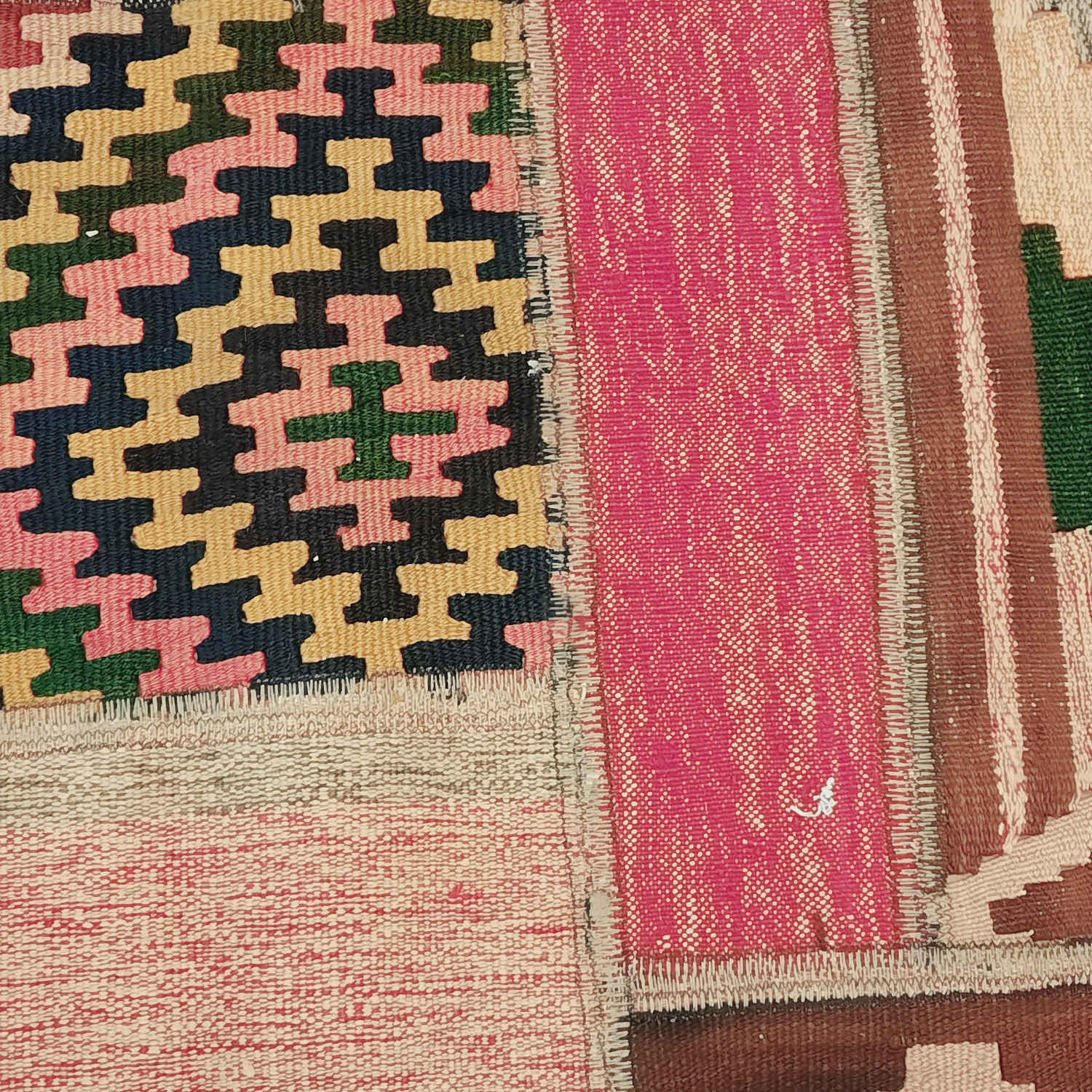 Persischer, handgewebter Kilim-Teppich mit geometrischem Muster in Rosa