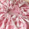 Luxuriöse Schlafhaube aus Seidensatin für Damen mit Leopardenmuster in Rosa