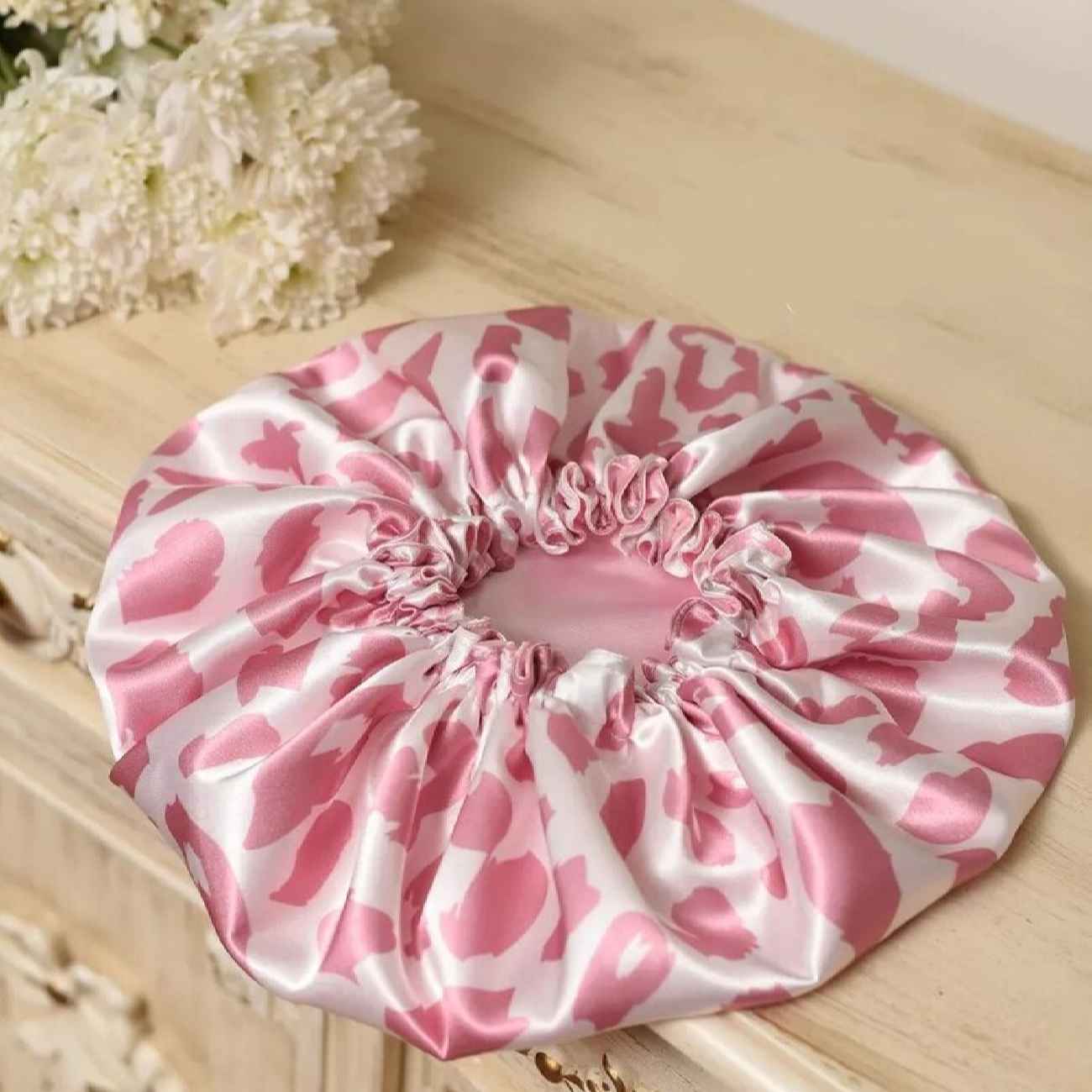 Luxuriöse Schlafhaube aus Seidensatin für Damen mit Leopardenmuster in Rosa
