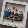 Dekorativer & handgefertigter Wand-Schlüsselhalter mit Eulenfamilien-Design und Steinkunst