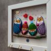 Dekorativer & handgefertigter Wand-Schlüsselhalter mit Eulenfamilien-Design und Steinkunst